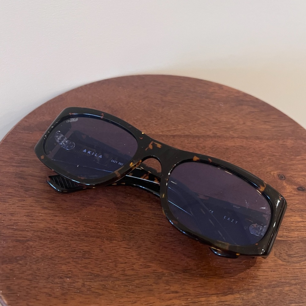 AKILA EAZY Sunglasses Brand New With Original Case